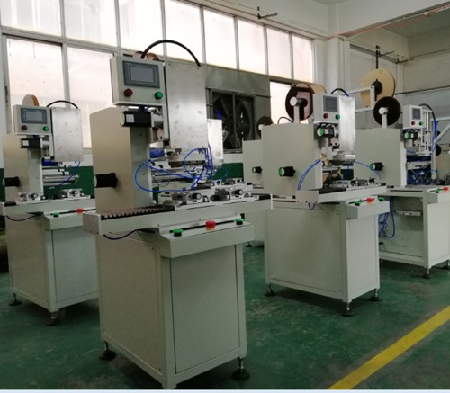 半自動貼標機的工作原理！